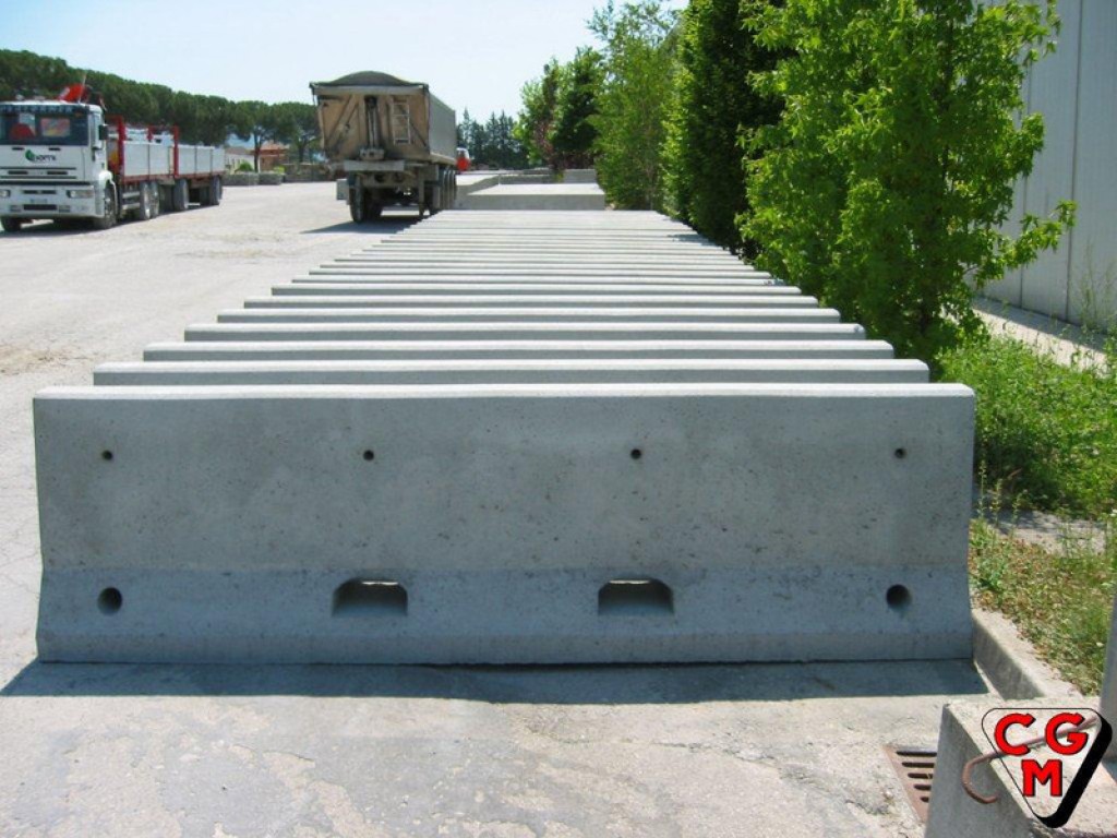 Купить бетонные дорожные. Дорожный разделительный блок железобетонный. Дорожный разделительный блок железобетонный 2000х870х540 мм. Отбойник бетонный ФБС. Разделительные блоки дорожные бетонные.